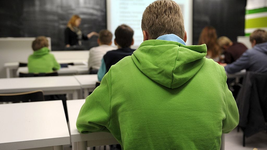 Opettaja opettaa oppilaita kahdeksasluokkalaisten yhdistetyllä uskonnon ja elämänkatsomustiedon tunnilla Kulosaaren yhteiskoulussa Helsingissä 23. lokakuuta 2013.