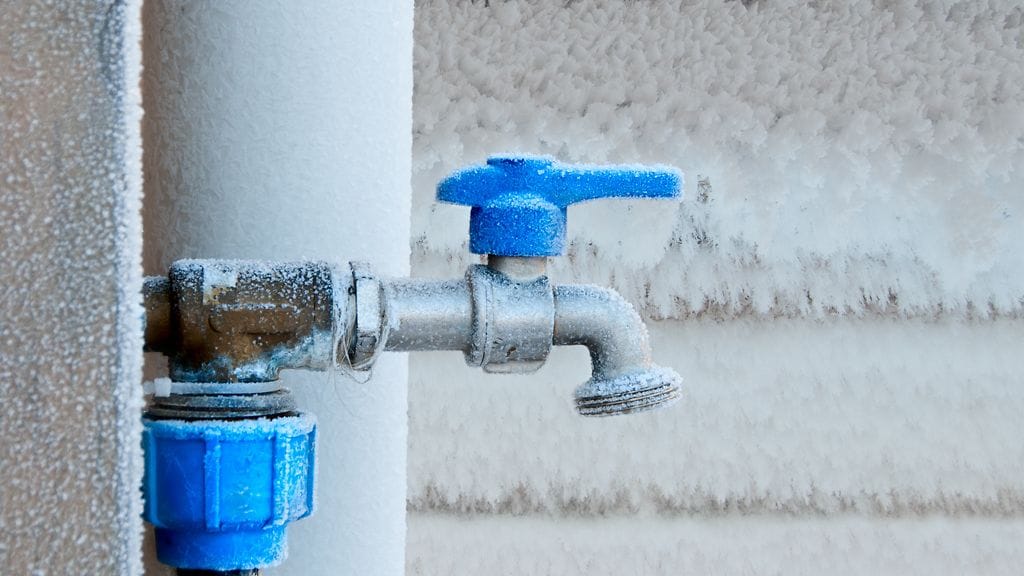 Pakkaskaudella on tärkeää huolehtia, että putket pysyvät sisätiloissa tarpeeksi lämpiminä.