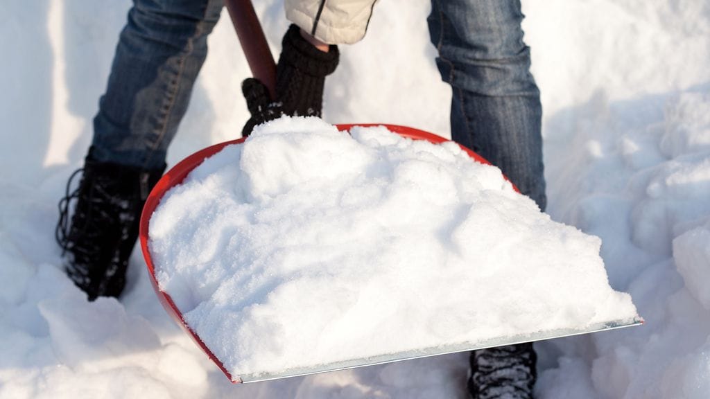 Lumisateita tulee lähivuorokauden aikana niin reippaasti, että lumikolat on syytä kaivaa esiin.