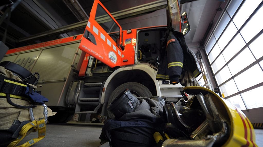 Monilla paikkakunnilla pääsee tutustumaan eri hälytysajoneuvoihin. Tässä Helsingin pelastuslaitoksen paloauto ja palovarusteita.