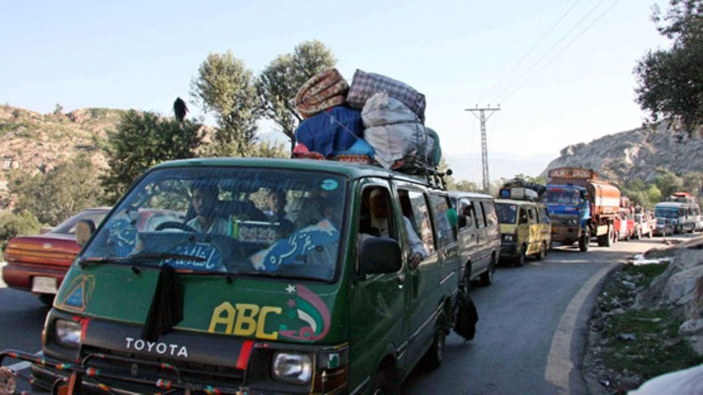Pakistanilaiset joutuvat pakenemaan kodeistaan Swatin laaksossa.