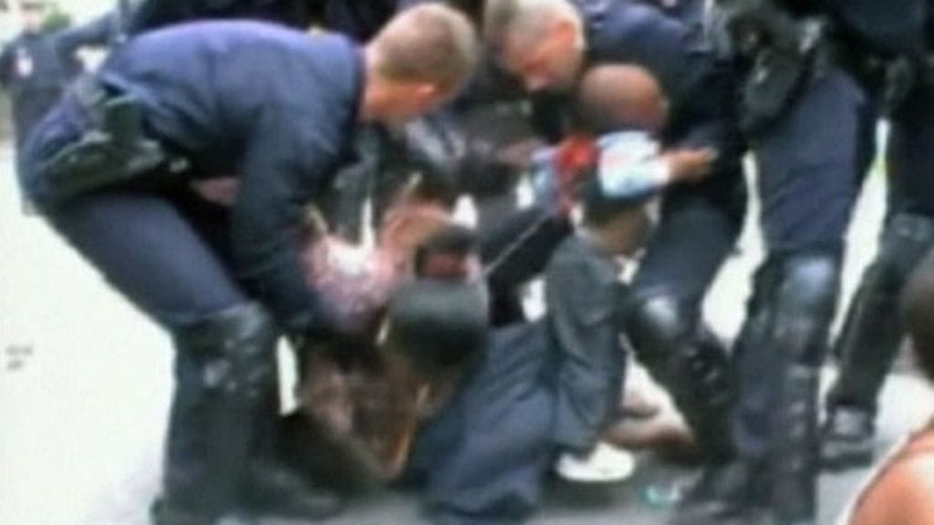 Ranskassa kuohuttaa video, jolla poliisi raahaa mielenosoittajia pois kovin ottein.