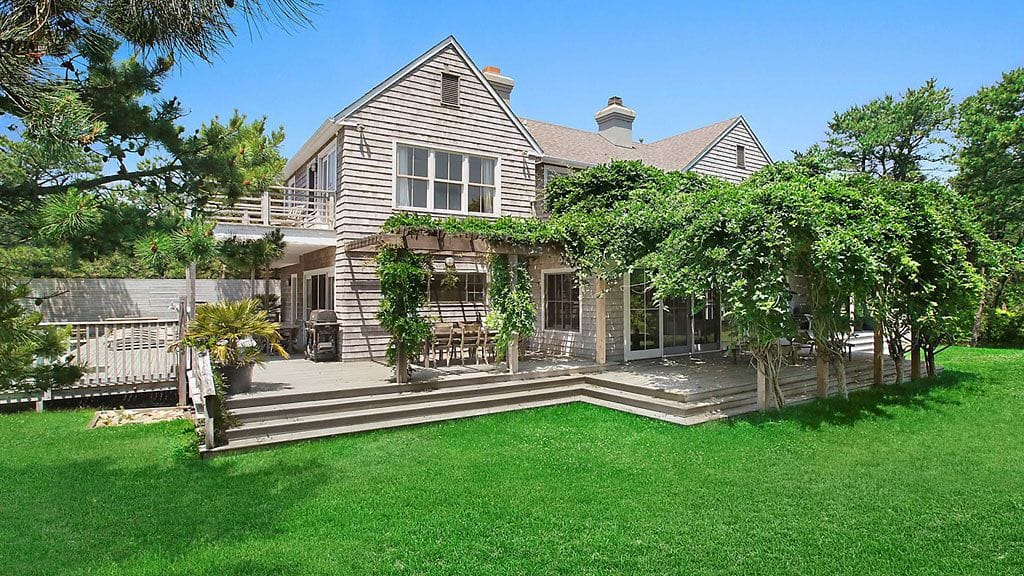 Tämän aurinkoisen terassin keskiössä on uima-allas.