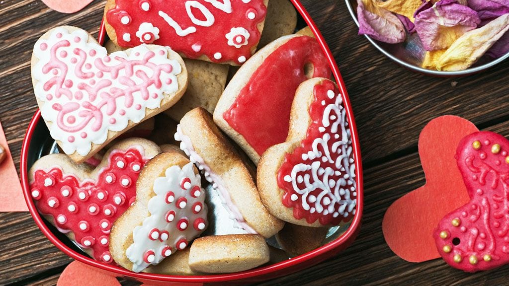 Rasiallinen itse leivottuja sydänkeksejä on ihana ja edullinen lahja ystävälle.