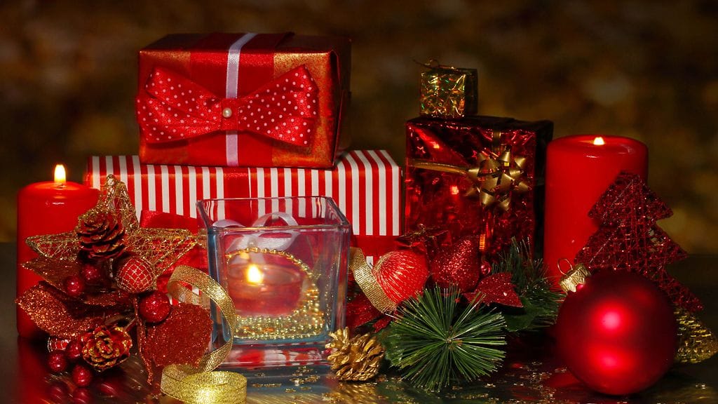 Ympäröi asunto punaisilla koristeilla.