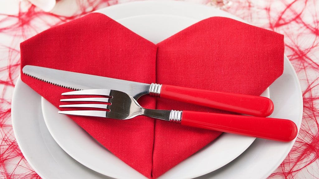 Sydämenmuotoiseksi taiteltu servietti sopii täydellisesti ystävänpäivään.