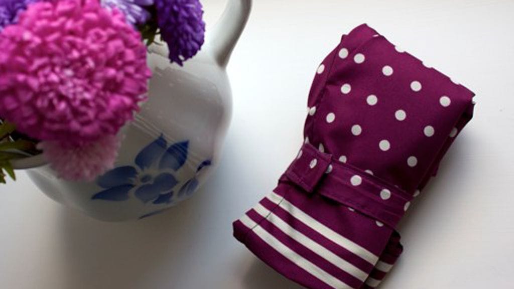 Sateenvarjon sulkijanauhalla saat kassinkin pieneksi kääröksi.