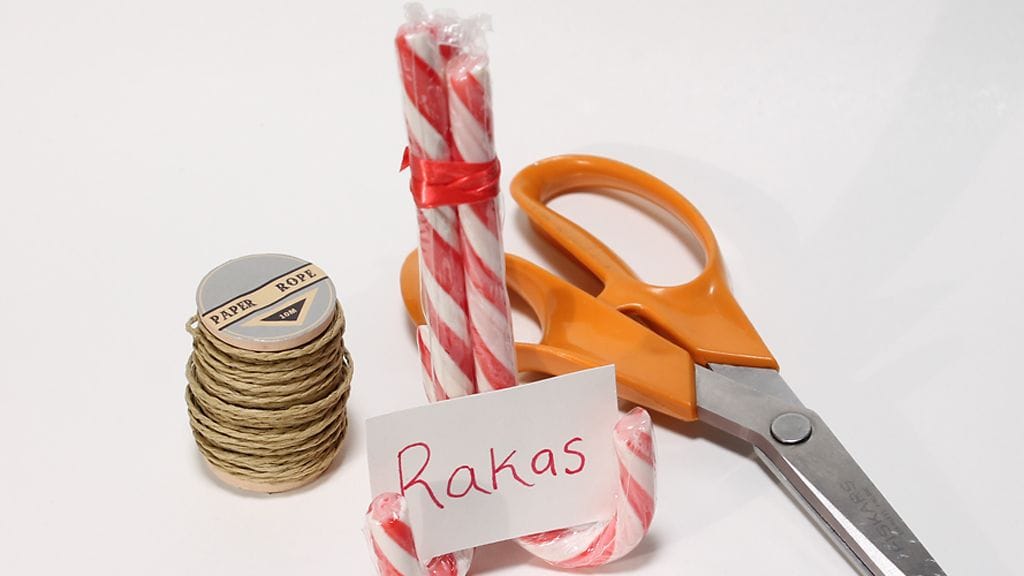 Muista sitoa tikkunekut yhteen kahdesta kohtaa.