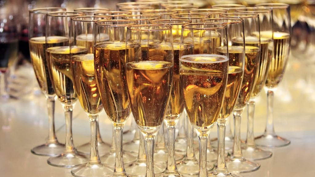 Kuohuviinilasi tulisi täyttää vain puolilleen, ei piripintaan.