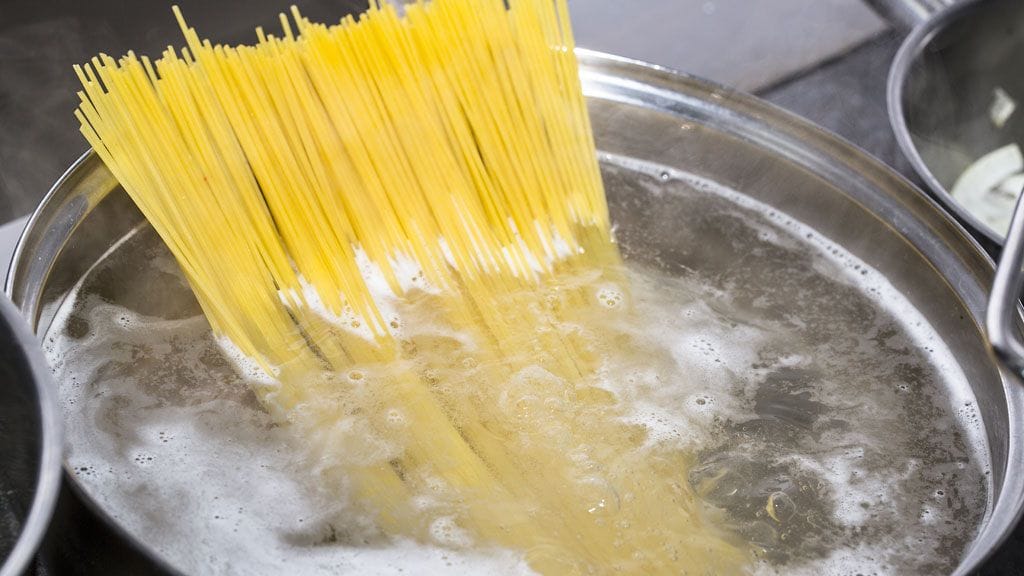 Valmista spagetti nopeammin keittämällä se paistinpannulla.