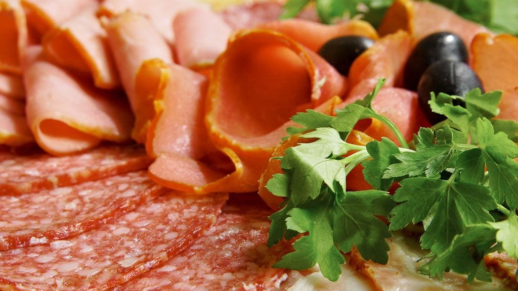 Kymmeniä ihmisiä on Suomessa joutunut sairaalaan hepatiitti E -tartunnan vuoksi. Lähes kaikki kertoivat syöneensä eri tuotemerkkien meetvurstia.