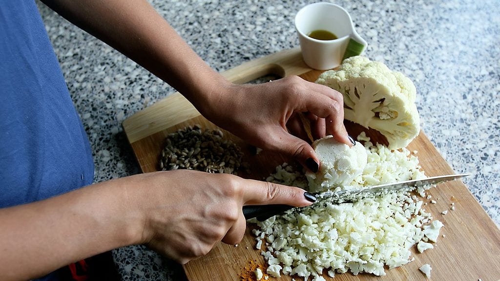 Laadukas leikkuulauta ja veitsi ovat kotikokit tärkeimmät hankinnat