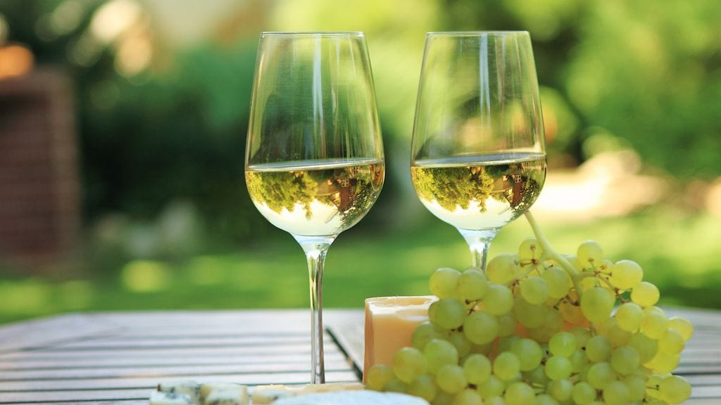 Valkoviinilasin olisi hyvä olla pieni, ohut ja ylöspäin suippeneva.