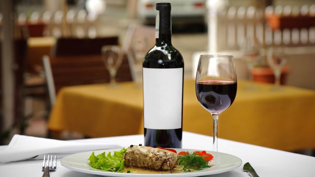 Oikeaoppinen viinilasivalinta tekee illallisestasi tyylikkään.