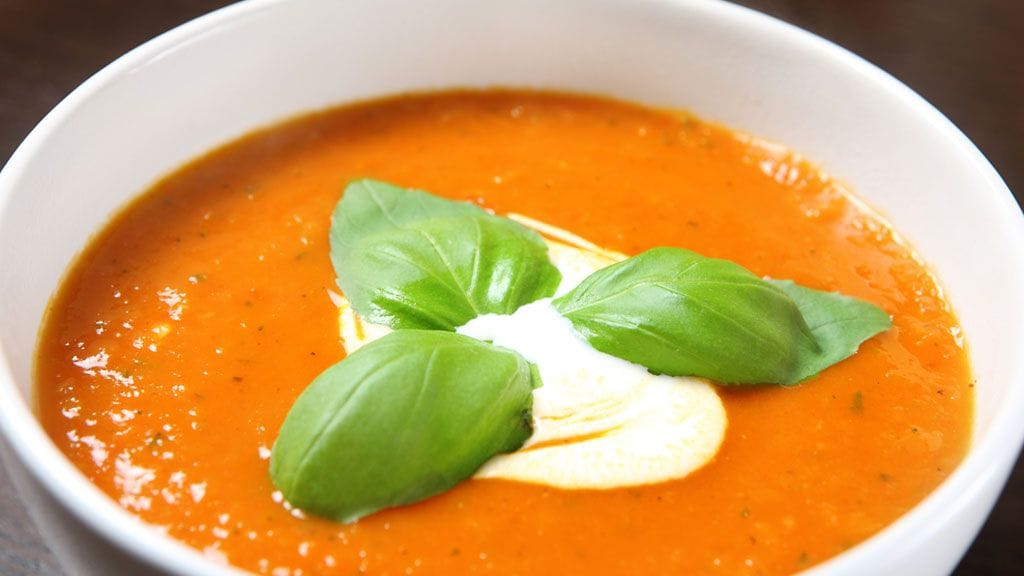 Jo muutama basilikan lehti tekee keitostasi heti herkullisemman näköisen.