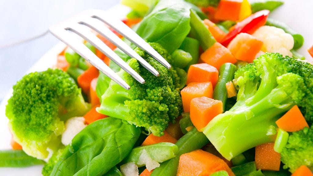 Asiantuntija suosittelee tekemään 10 muutosta ruokavalioon, jotta keho voisi paremmin.