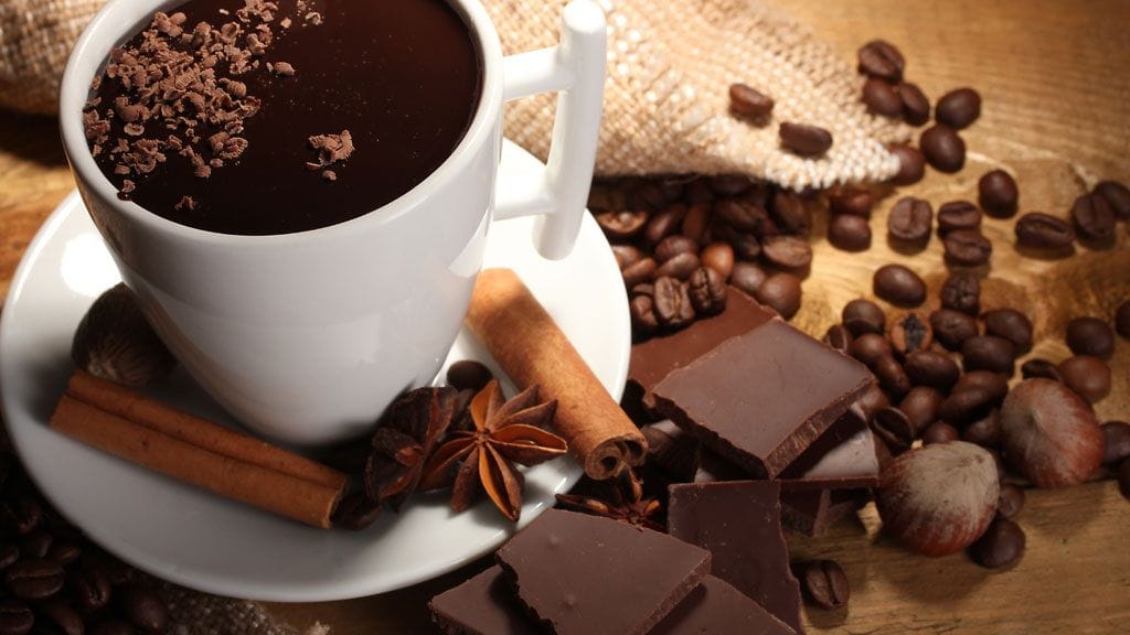 Raakakaakosta kannattaa tehdä kuuma juoma – se piristää niin, ettei asiantuntijan mukaan kahvia enää tarvita!