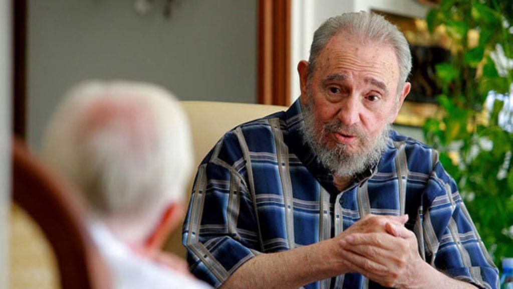 Kuuban entinen presidentti Fidel Castro Yhdysvaltain ex-presidentin Jimmy Carterin kanssa 30.3.2011.