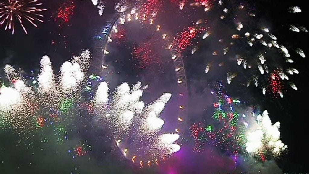 Uudenvuoden ilotulitus Lontoossa.