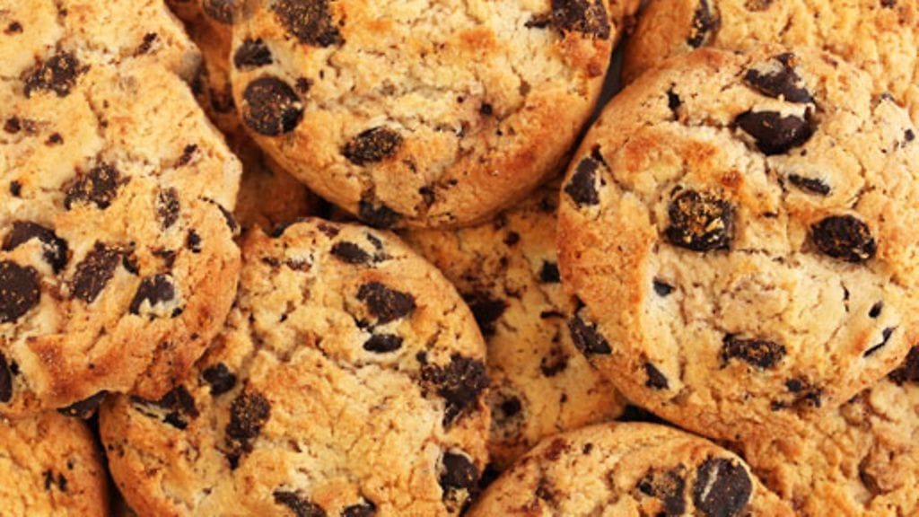 Jotkut taikinat voi pyörittää tangoksi, josta on helppo leikata tasaisen kokoisia viipaleita.