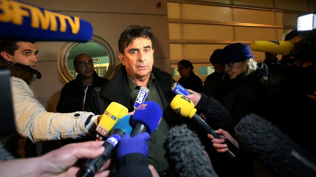 Grenoblen yliopistollisen keskussairaalan johtaja Jean-Marc Grenier puhumassa medialle Schumacherin tilanteesta.