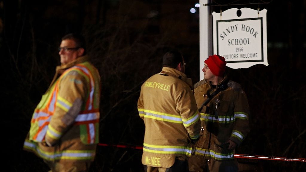 Pelastusviranomaisia Sandy Hook -koulun edustalla.