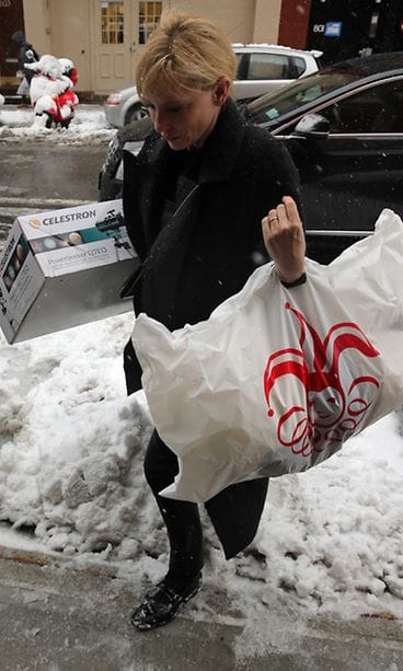 Cate Blanchett saapui lahjojen kera.