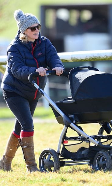 Tuore äiti Zara Phillips tyttärensä kanssa hevoskilpailuissa.