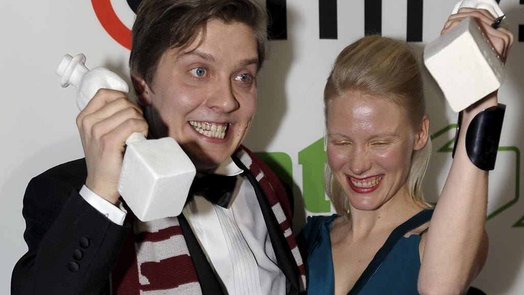 Eero Ritala voitti miespääosan ja Laura Birn naispääosan Jussi-patsaan Helsingissä sunnuntaina 3.helmikuuta 2013.