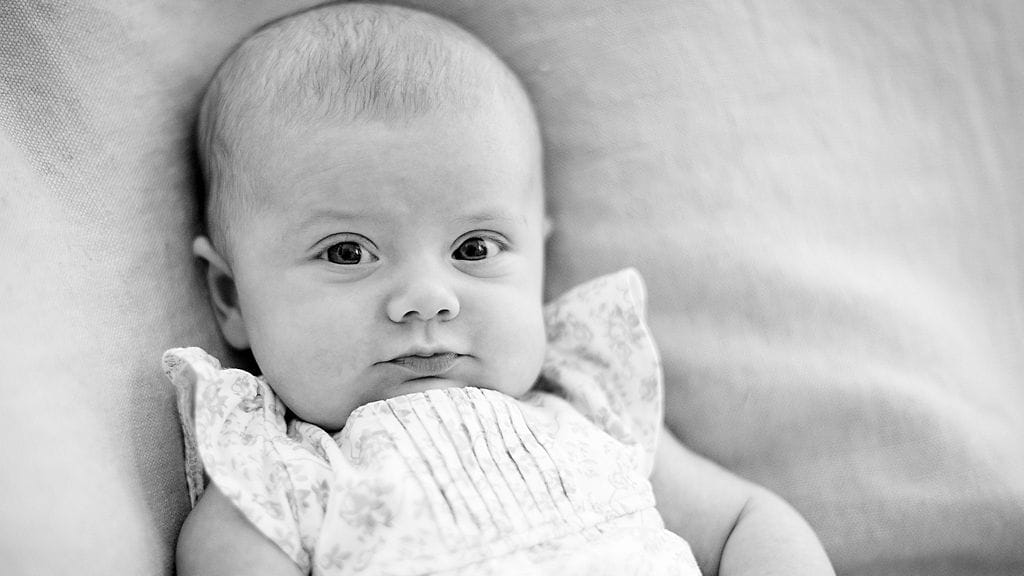 Prinsessa Estelle Ruotsin hovin julkaisemassa kuvassa.