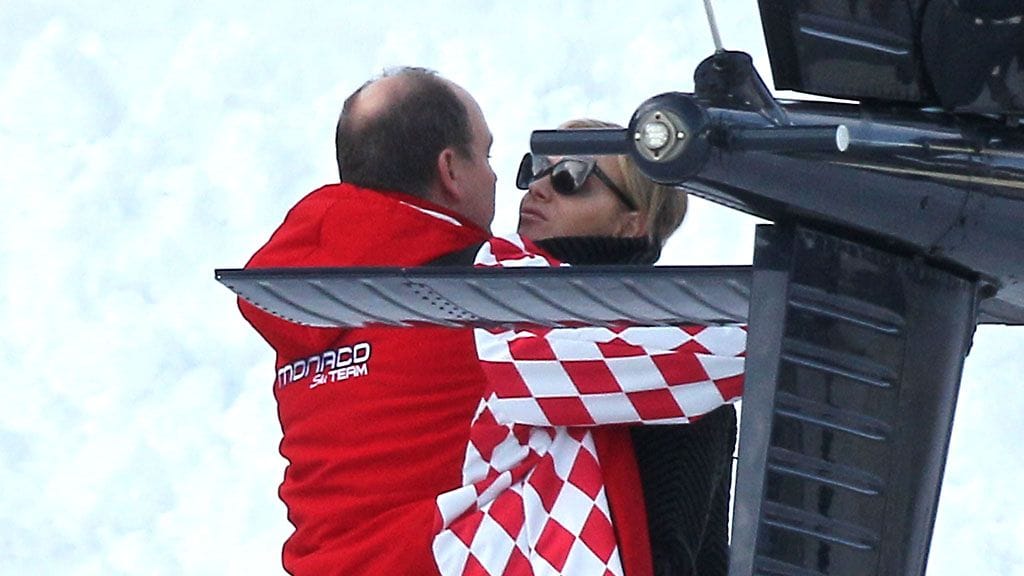 Monacon ruhtinaspariskunta Albert ja Charlene halailivat laskettelun lomassa.