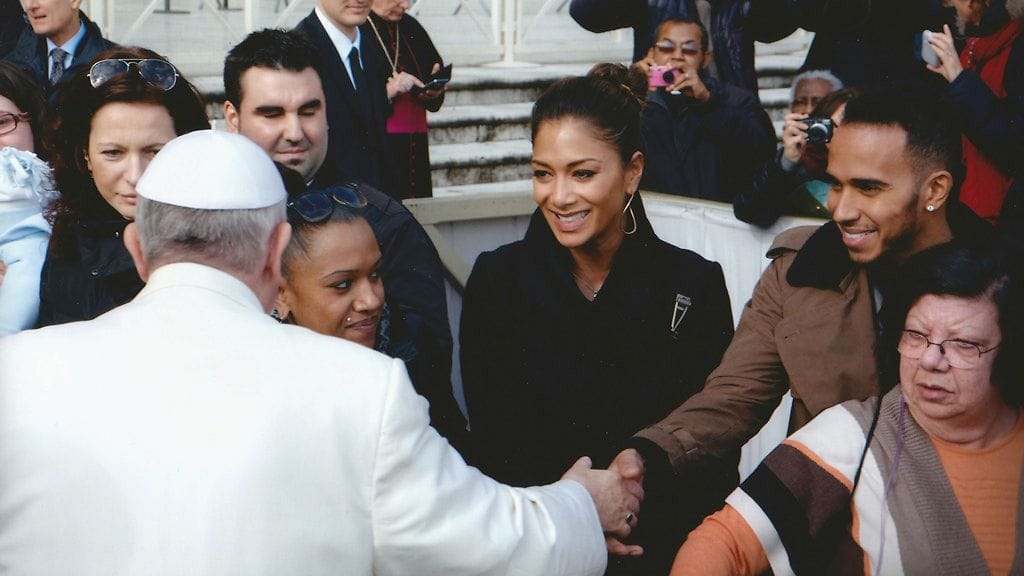 Lewis Hamilton pääsi kättelemään paavia Roomassa.