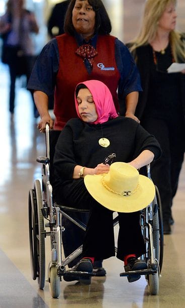 Liza Minnelli tunnistamattomana Los Angelesin lentokentällä.