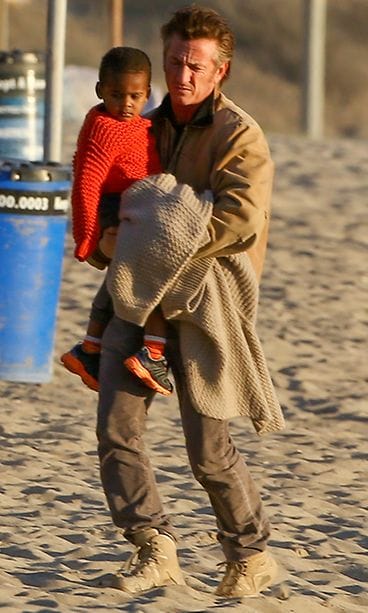 Sean Penn piti kaunottaren poikaa sylissään.