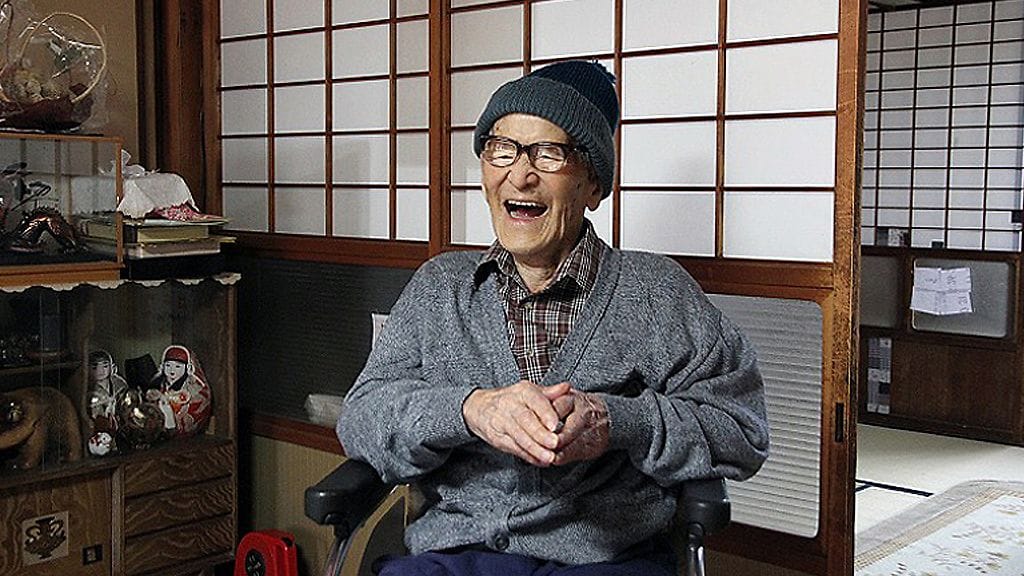 Maailman vanhin päivänsankari kuvattuna viime lokakuussa.