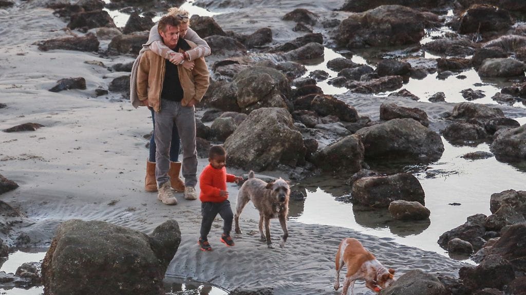 Näyttelijäpari hempeili rannalla.