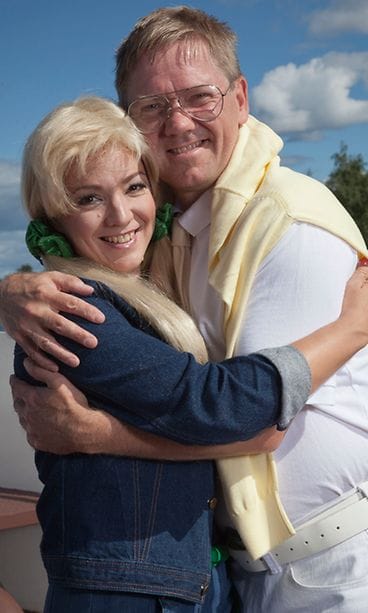 Annika Eklund ja Ari Myllyselkä Ihan Tuuliajolla -näytelmästä.