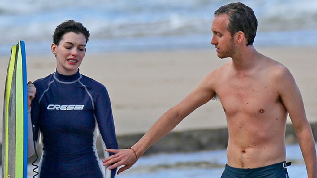 Anne Hathaway loukkasi jalkansa Havaijilla