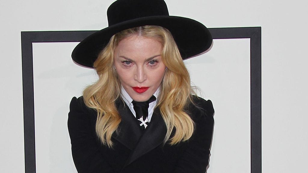 Madonna tuimana Grammy-gaalan punaisella matolla.