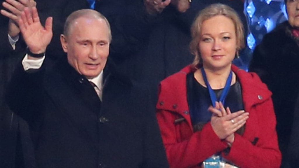 Venäjän presidentti Vladimir Putin seurasi talviolympialaisten avajaisia entisen kelkkailija Irina Skvortsovan kanssa.