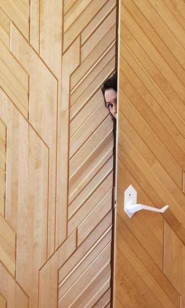 Jenni kurkisti ovesta ennen tilaisuuden alkamista.