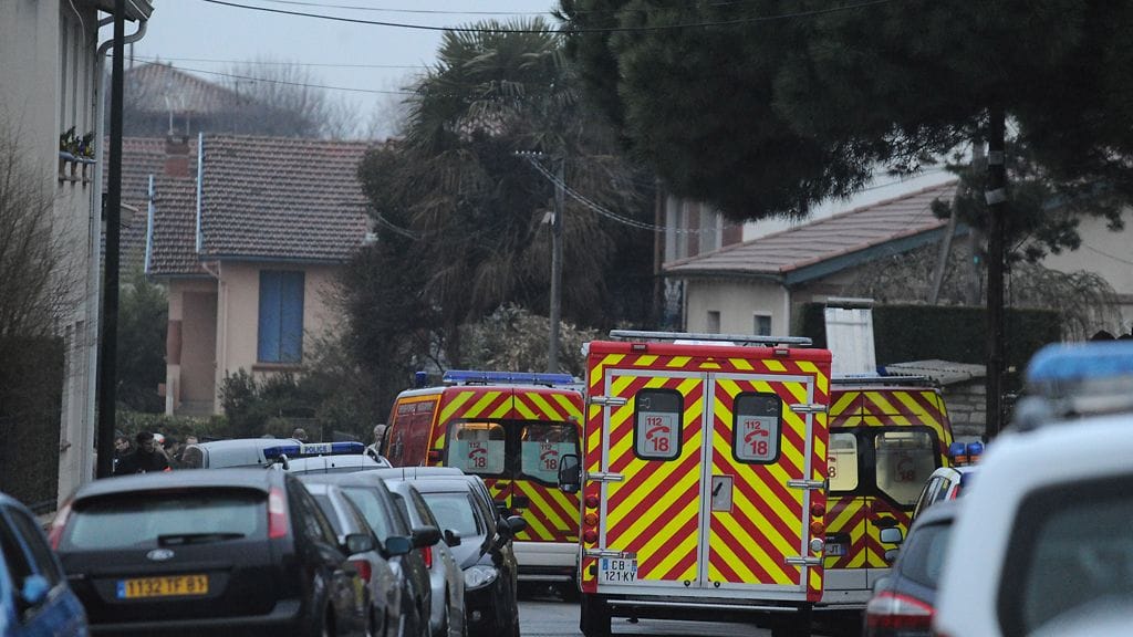 Ajoneuvoja piiritysalueella Ranskan Toulousessa.