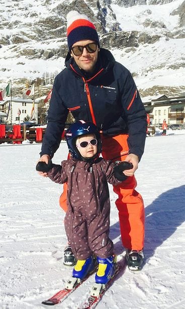 Daniel ja Estelle aurinkoisessa rinteessä.