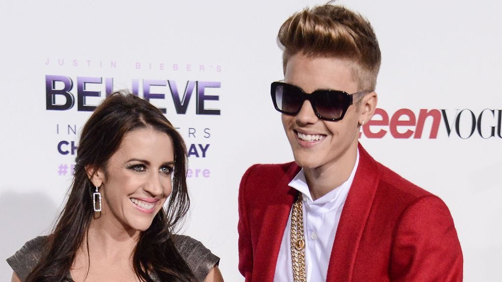 Justin Bieber äitinsä Pattie Malletten kanssa.
