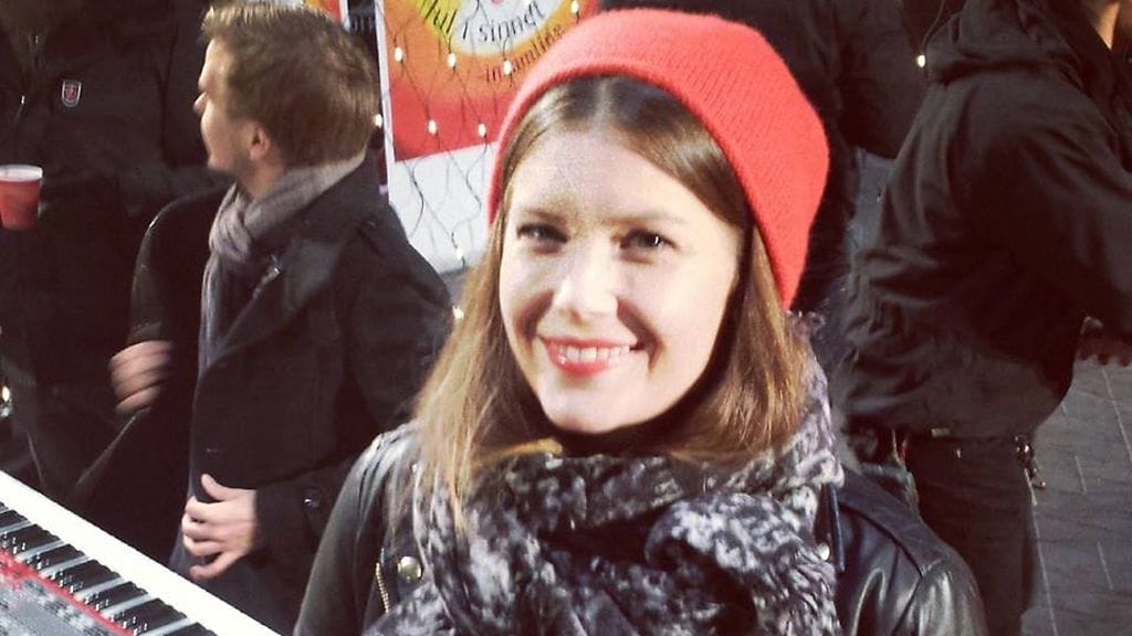 Laura Närhi esiintyi bändinsä kanssa rautatieasemalla.