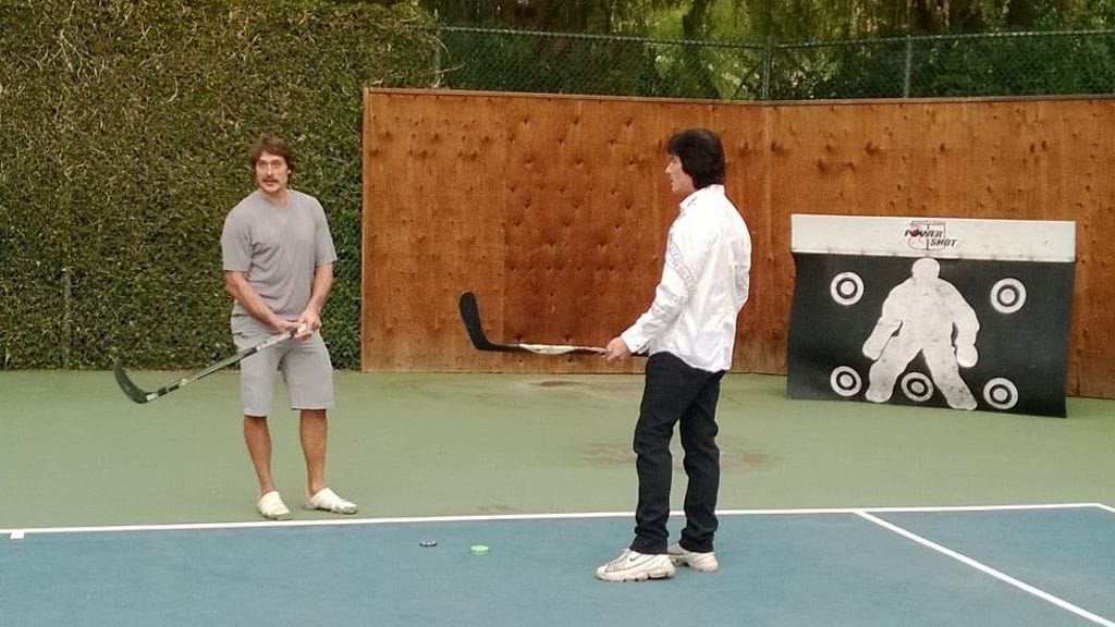 Teemu Selänne opetti Ronn Mossille jääkiekkolaukauksia.