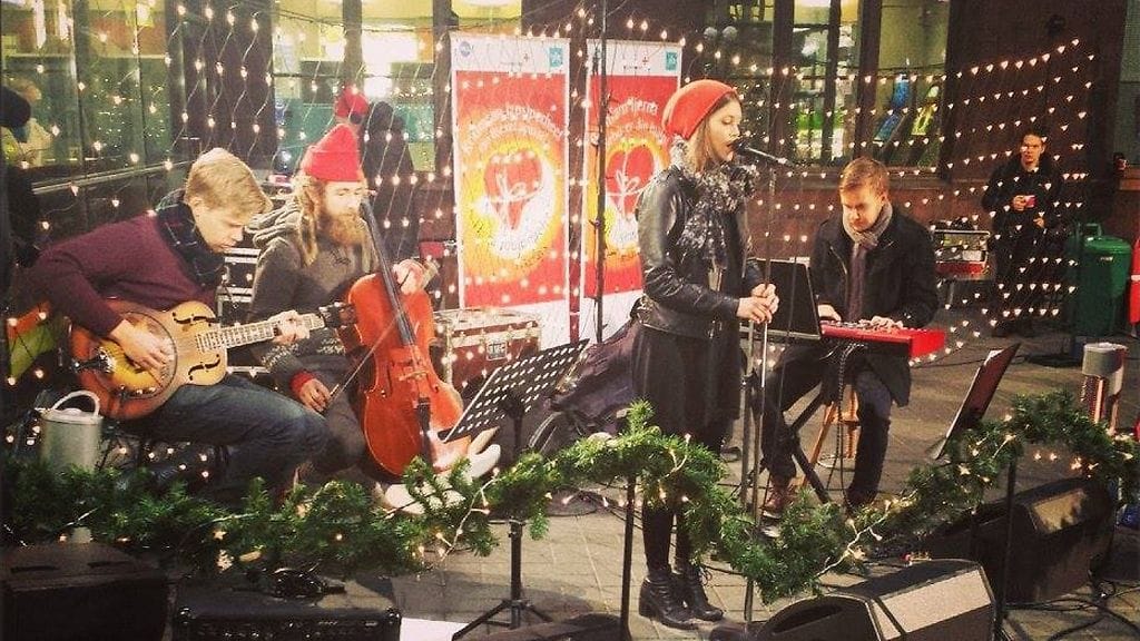 Laura Närhi esiintyi bändinsä kanssa Rautatieasemalla.