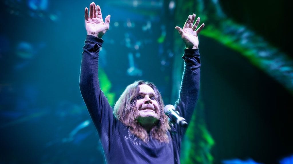 Black Sabbath -yhtyeen nokkamies Ozzy Osbourne tuuletti lavalla. Kuva Lasse Arkela
