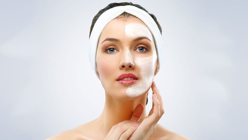 Päivävoiteen kannattaa antaa imeytyä seka- ja rasvoittuvalle iholle rauhassa, jos on aikeissa laittaa vielä ehostusta päälle.