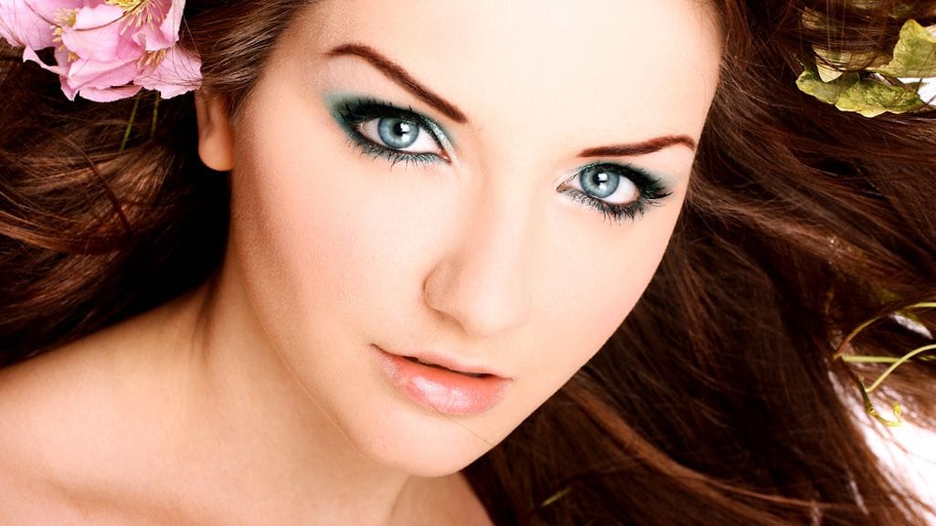 Käytä ripsentaivutinta, ennen kuin levität mascaran.